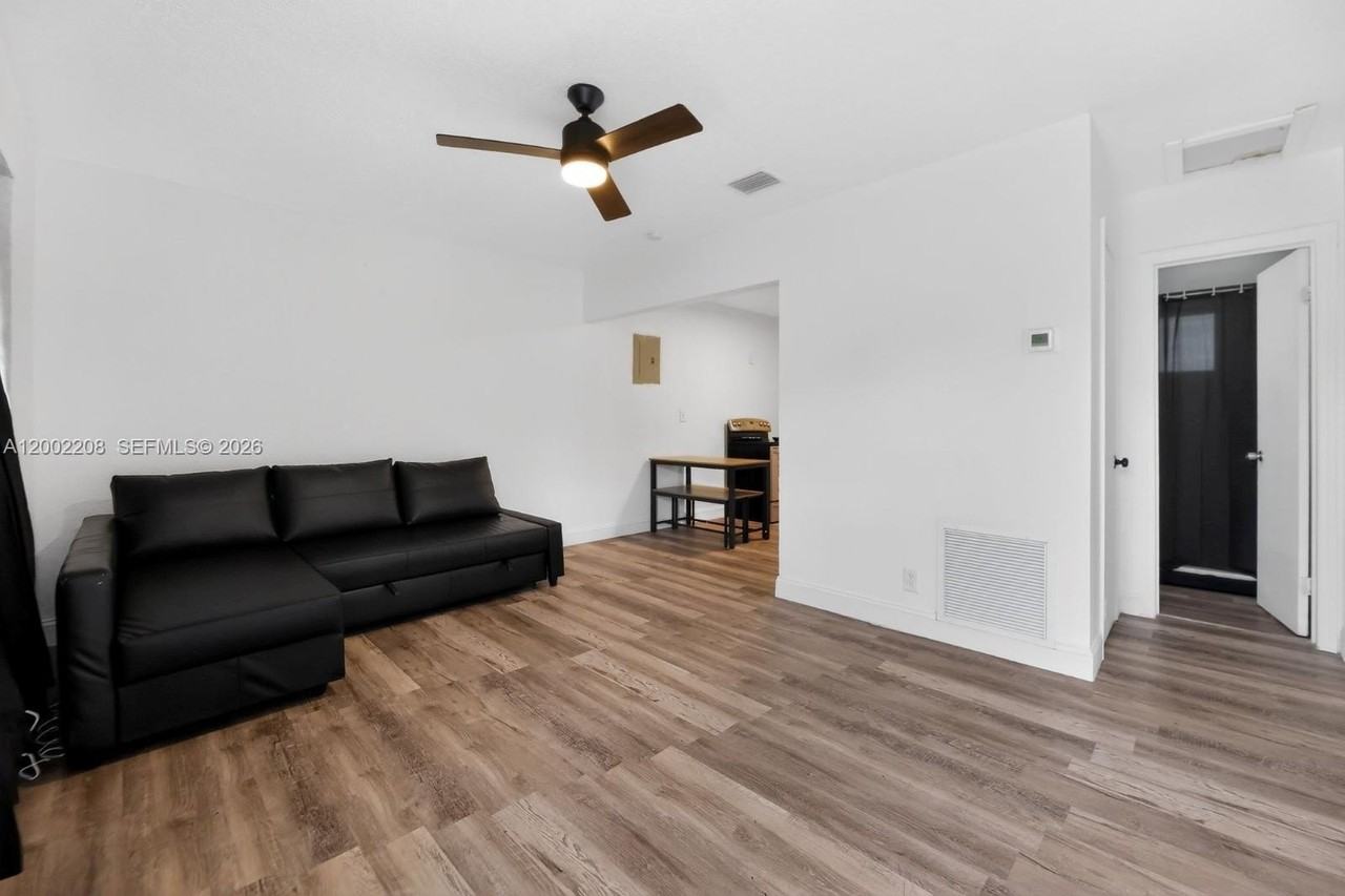 1810 Nw 9th St #1 - Photo 7 of 18