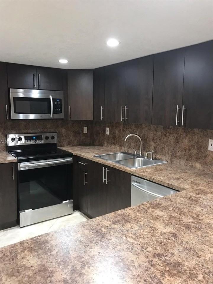 3796 Sw 88th Ct #3798 - Photo 2 of 14