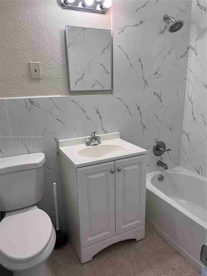 109 Nw 14th Way #2 - Photo 4 of 9