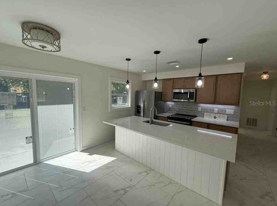 1809 5th Ave W - Photo 2 of 12