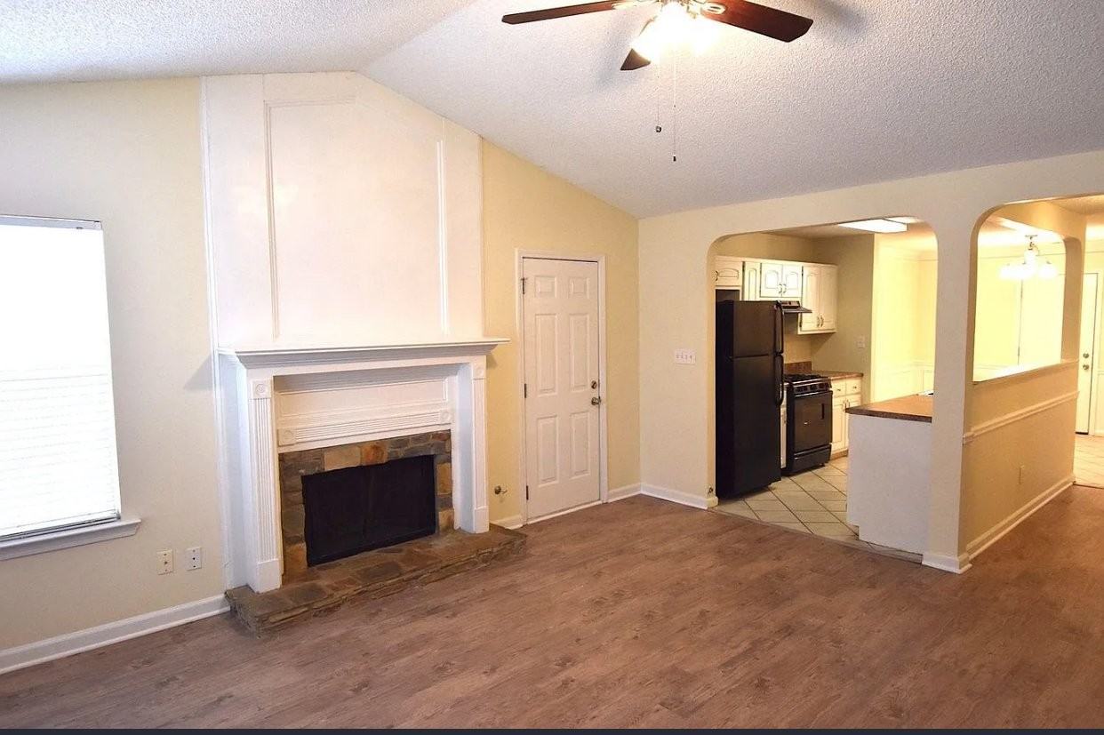 1323 N Hampton Dr - Photo 3 of 8