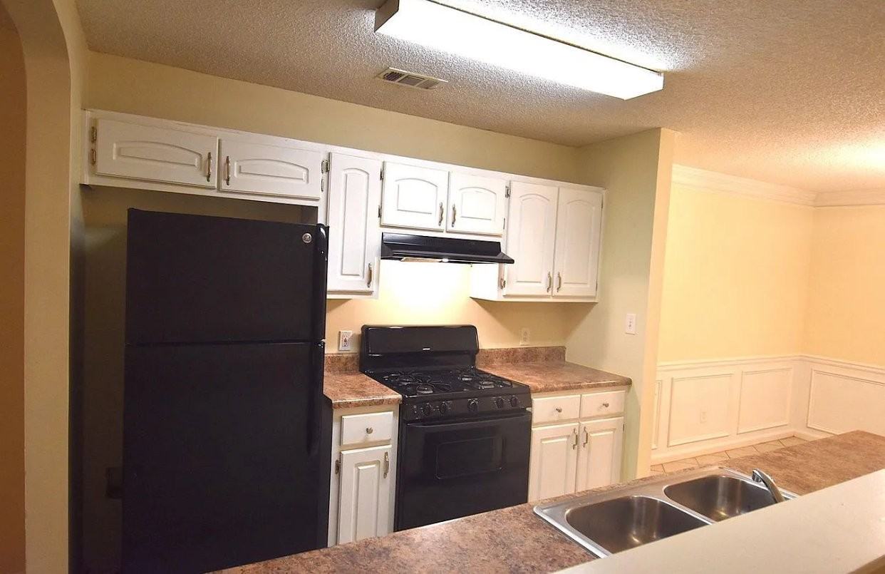 1323 N Hampton Dr - Photo 4 of 8