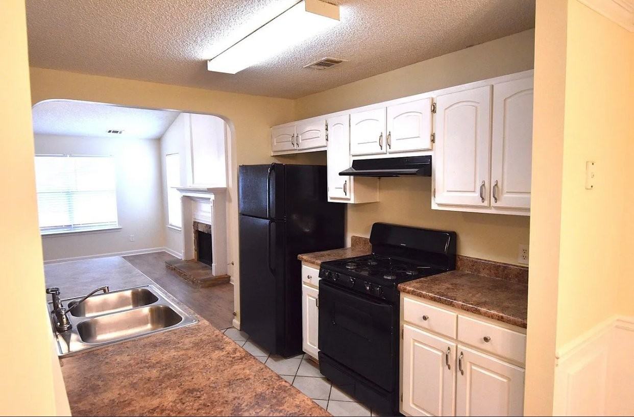 1323 N Hampton Dr - Photo 5 of 8