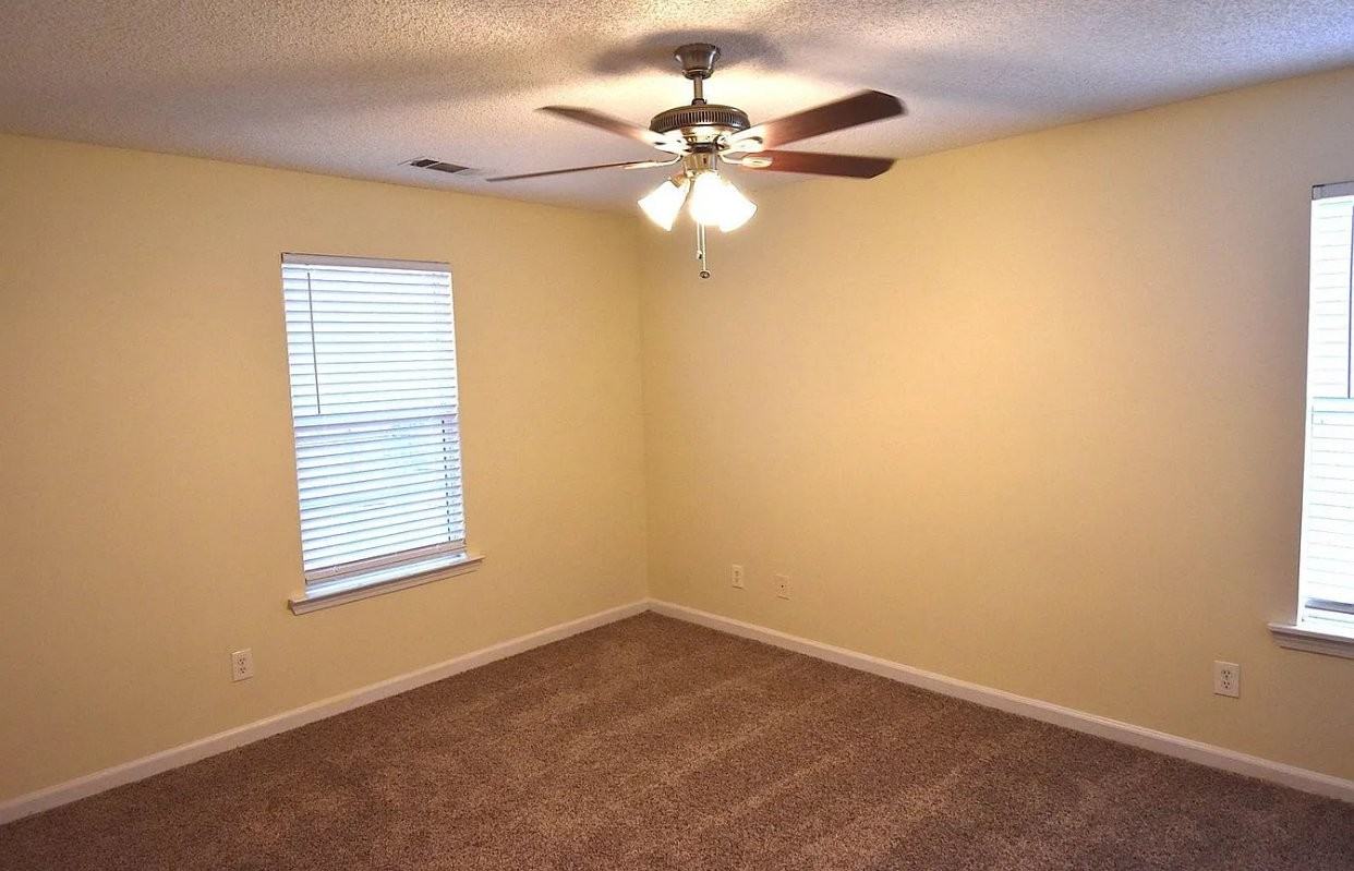 1323 N Hampton Dr - Photo 6 of 8