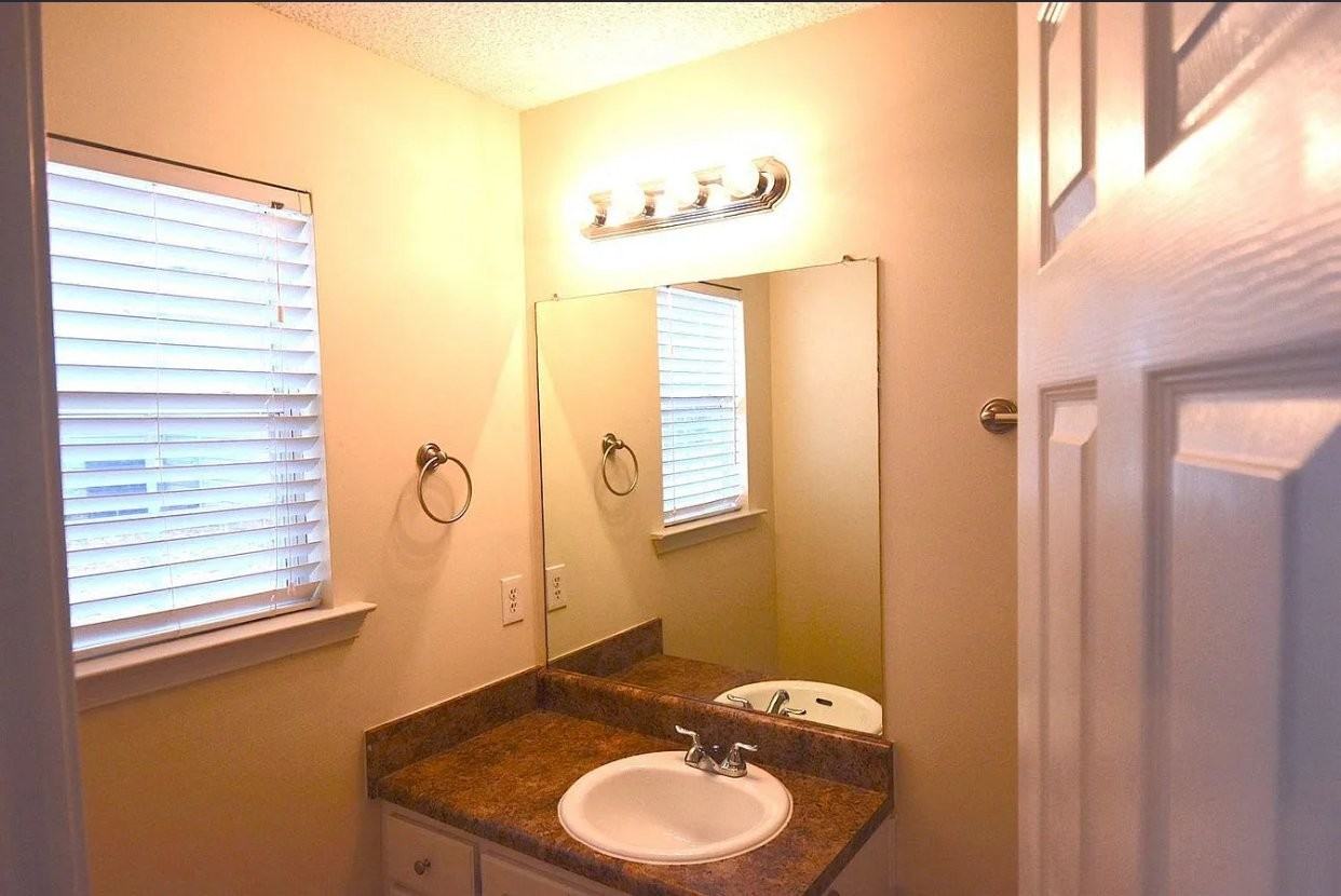 1323 N Hampton Dr - Photo 7 of 8