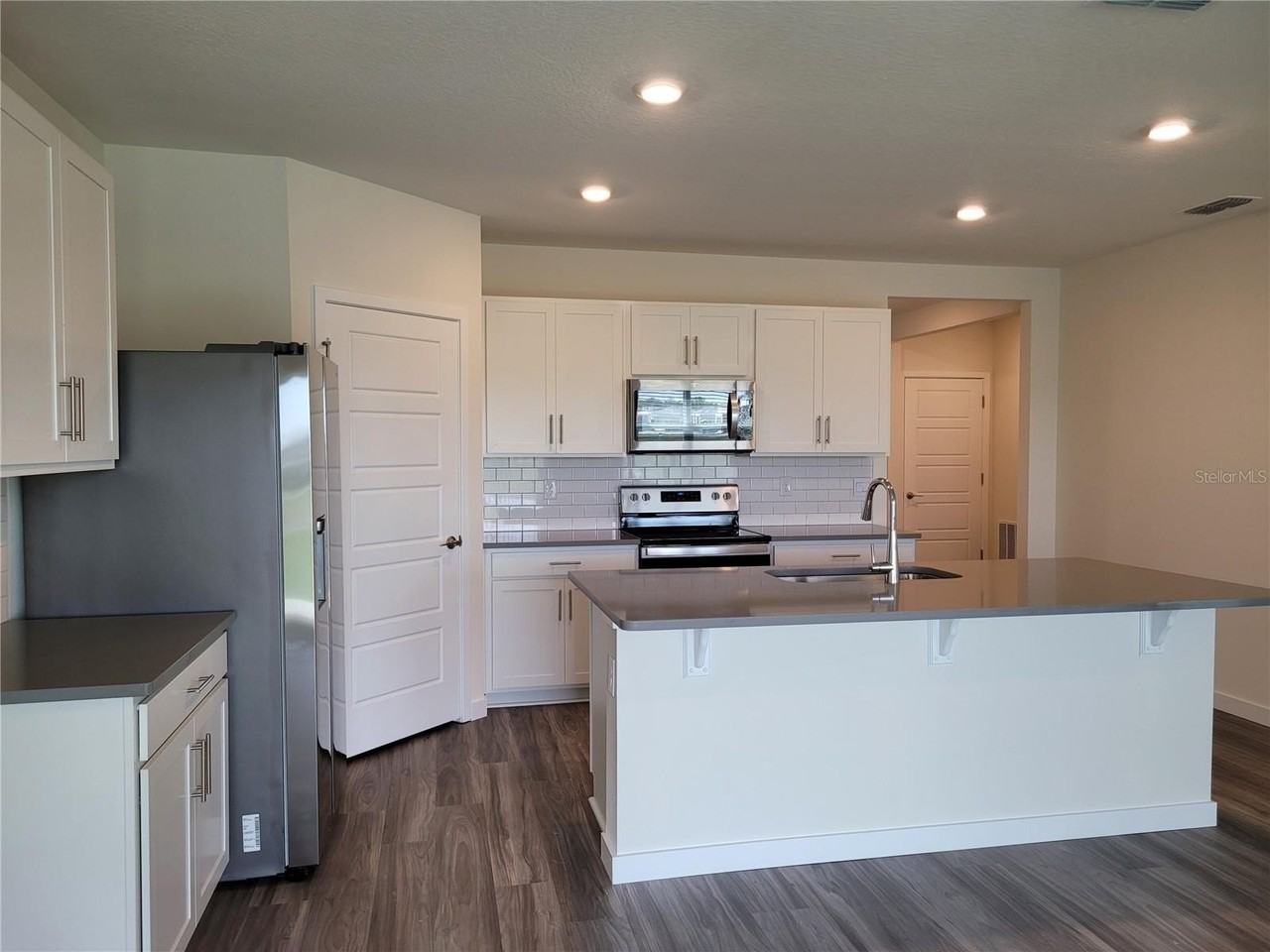 399 Tanis Ave - Photo 3 of 21