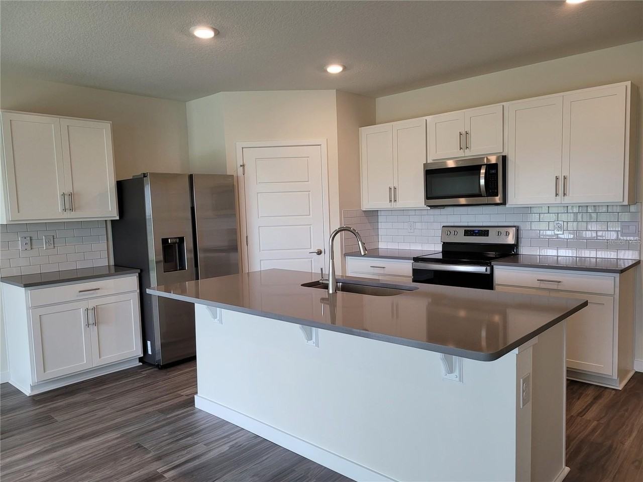 399 Tanis Ave - Photo 6 of 21