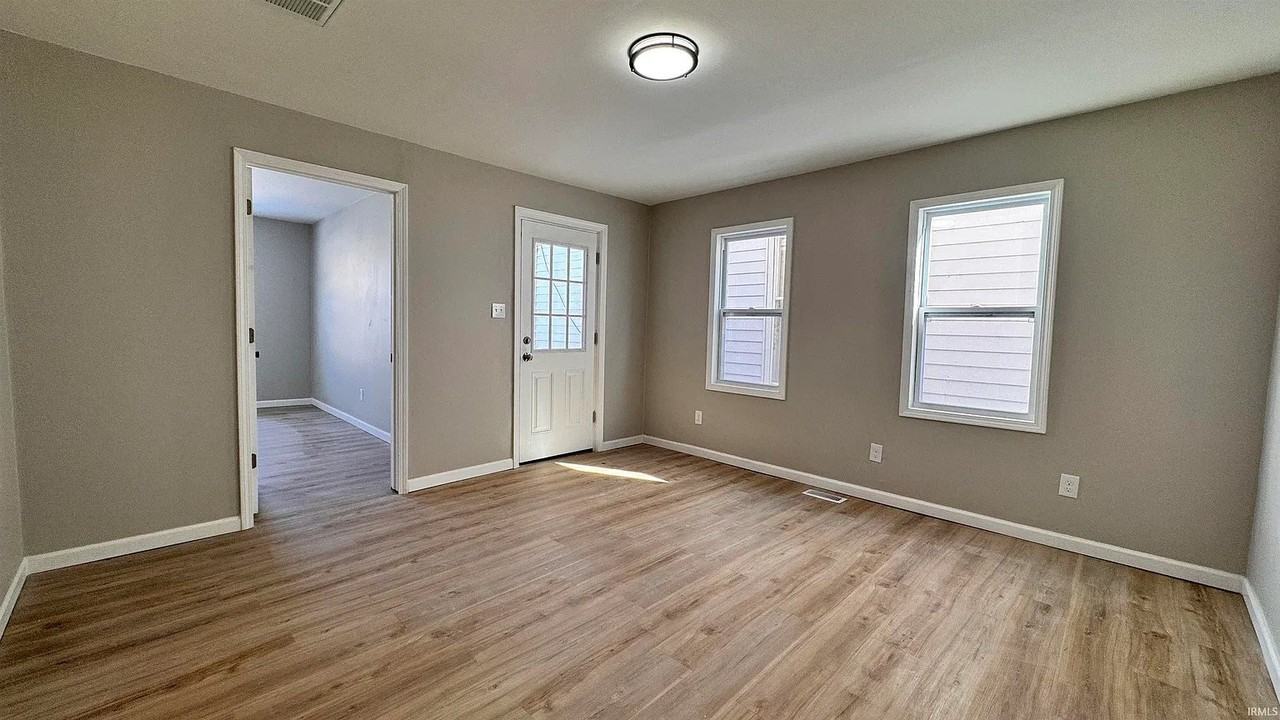 217 E Oregon St - Photo 2 of 9