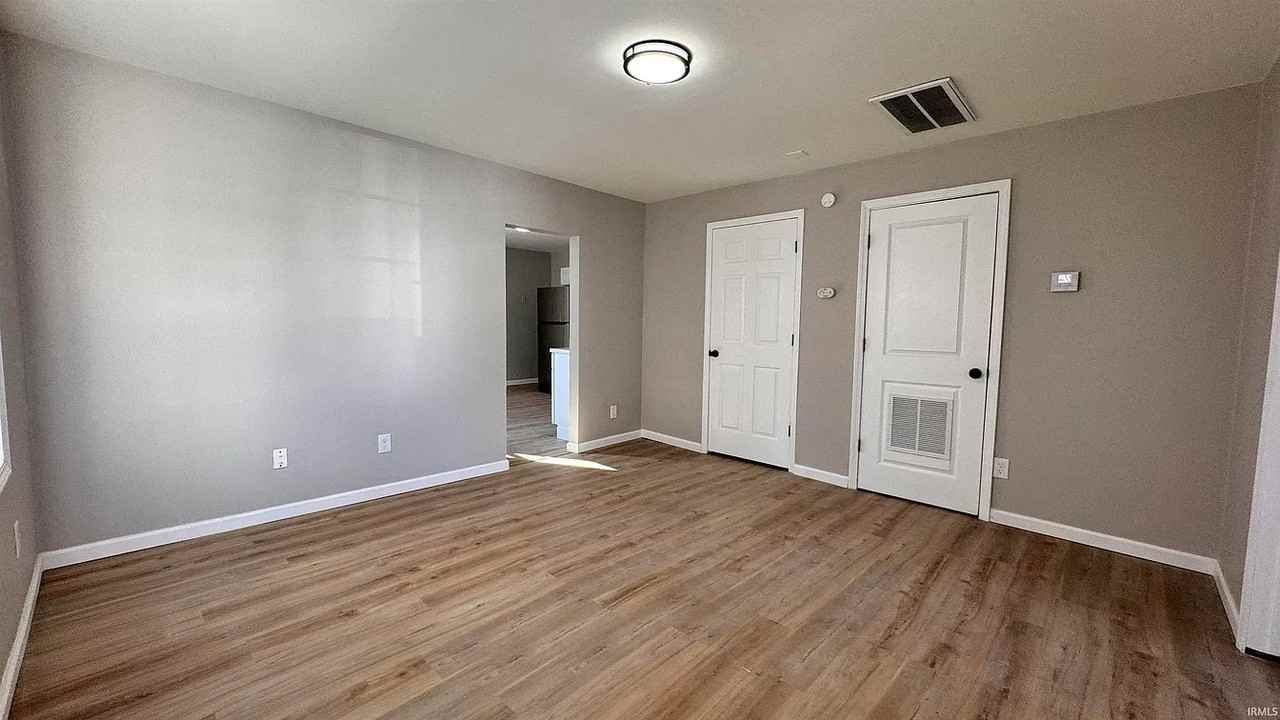 217 E Oregon St - Photo 3 of 9