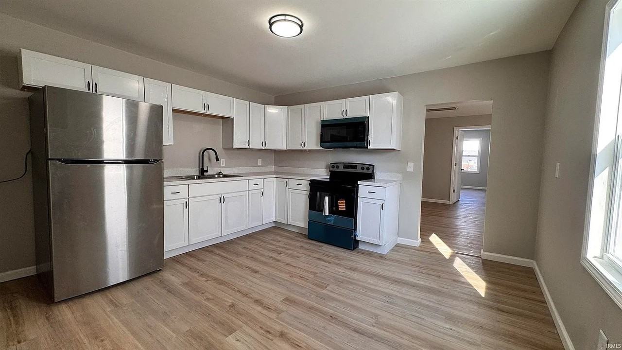 217 E Oregon St - Photo 4 of 9