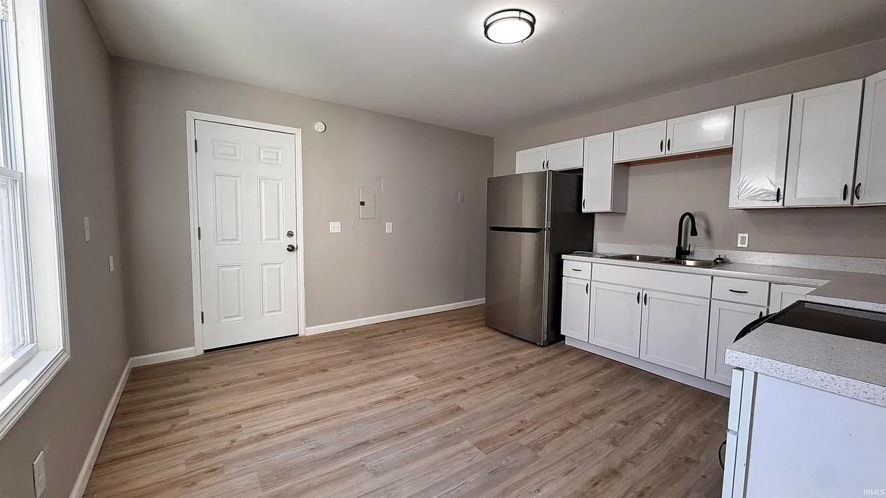 217 E Oregon St - Photo 5 of 9