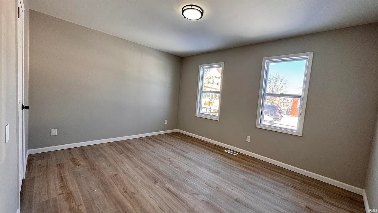 217 E Oregon St - Photo 7 of 9