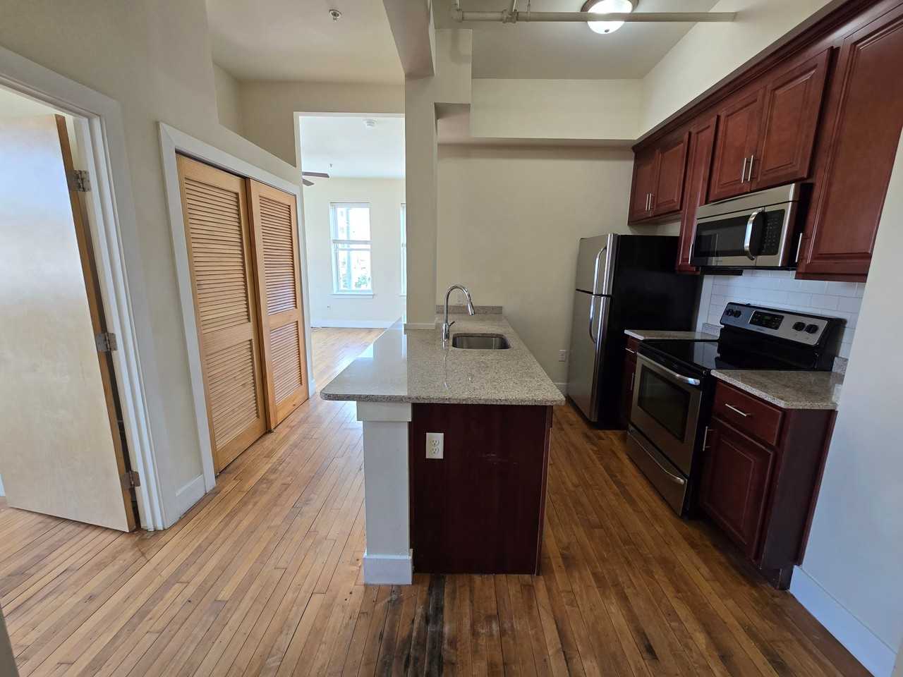 613 N Lombardy St #203 - Photo 2 of 18