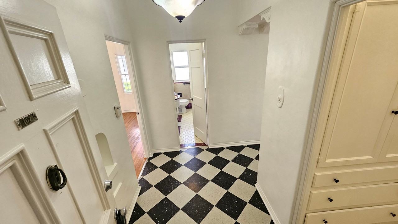 355 S Cochran Ave #102 - Photo 3 of 18