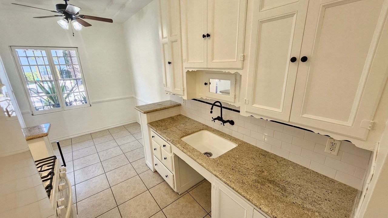 355 S Cochran Ave #102 - Photo 4 of 18