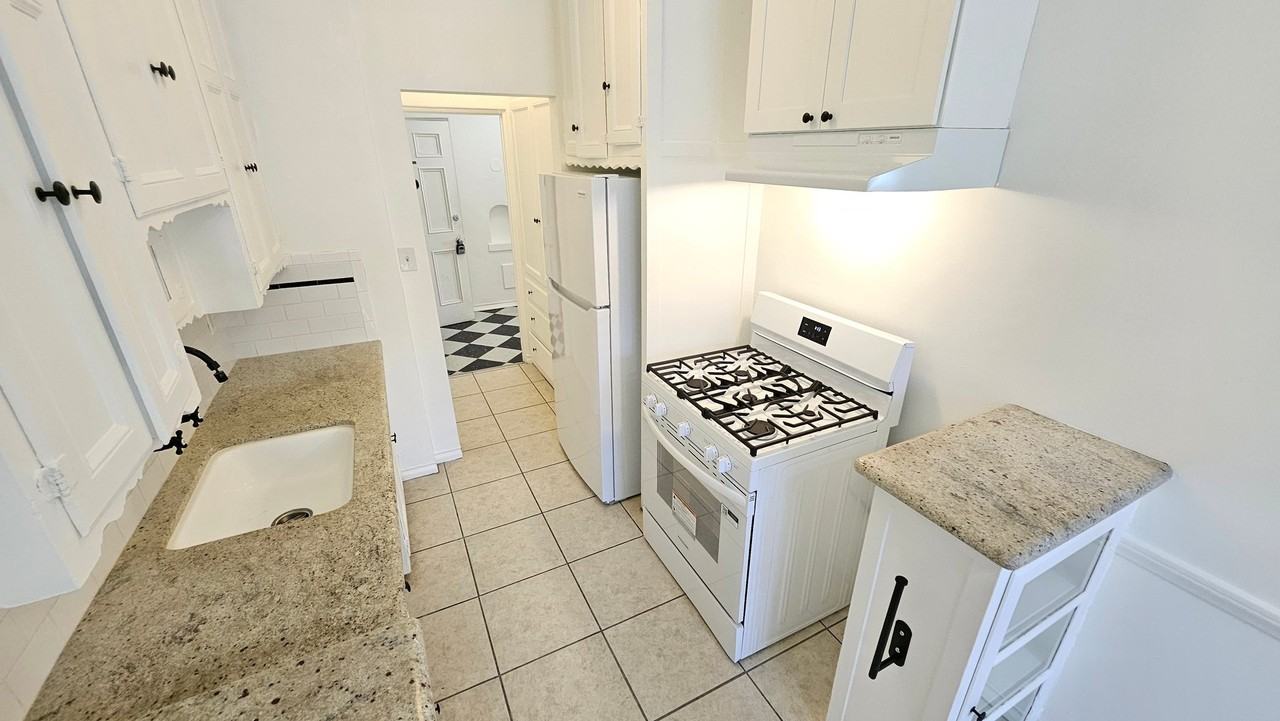 355 S Cochran Ave #102 - Photo 6 of 18