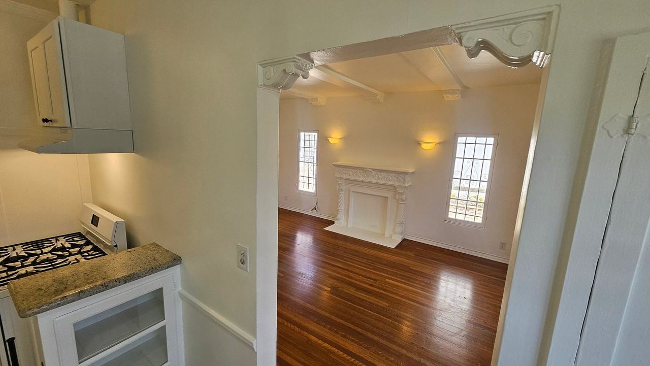 355 S Cochran Ave #102 - Photo 7 of 18