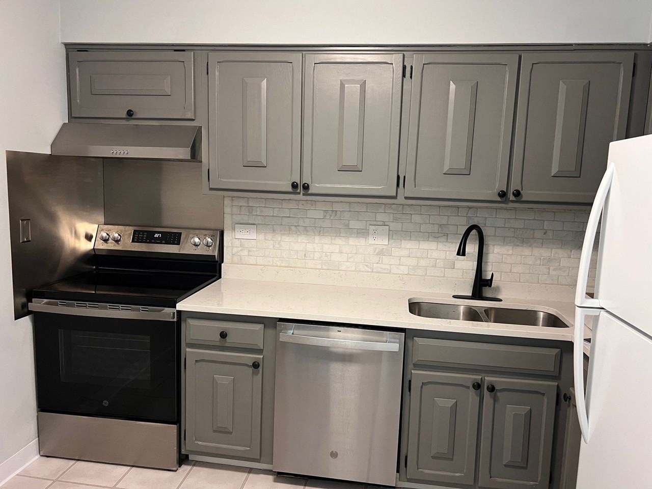 707 E Falcon Dr - Photo 4 of 14