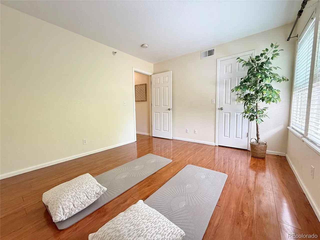 444 Kittregde St - Photo 6 of 9