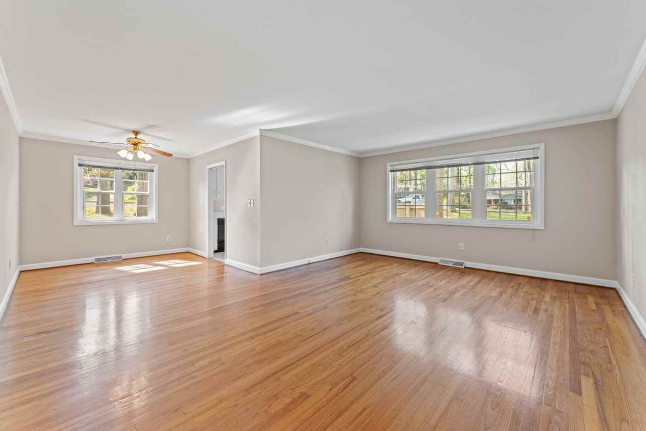 30 Knoxbury Ter - Photo 5 of 18