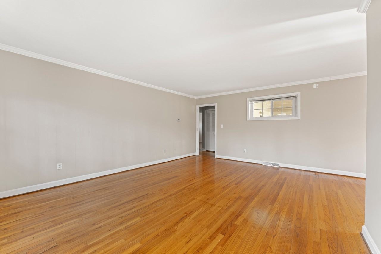 30 Knoxbury Ter - Photo 6 of 18