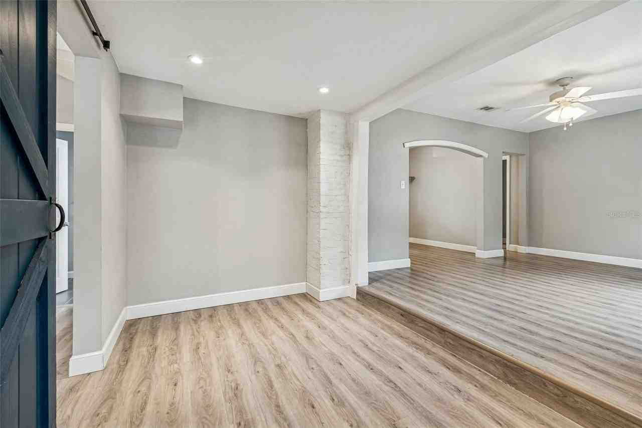 1206 E Crenshaw St - Photo 6 of 34