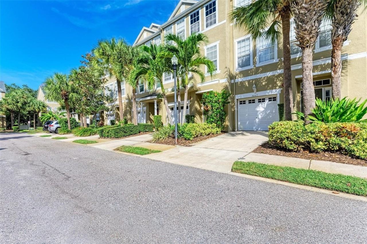 3047 Pointeview Dr - Photo 2 of 50