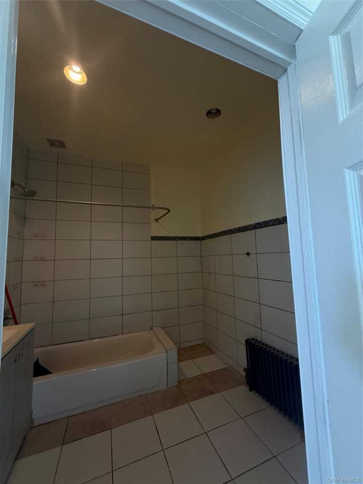 16842 Liberty Ave - Photo 4 of 10