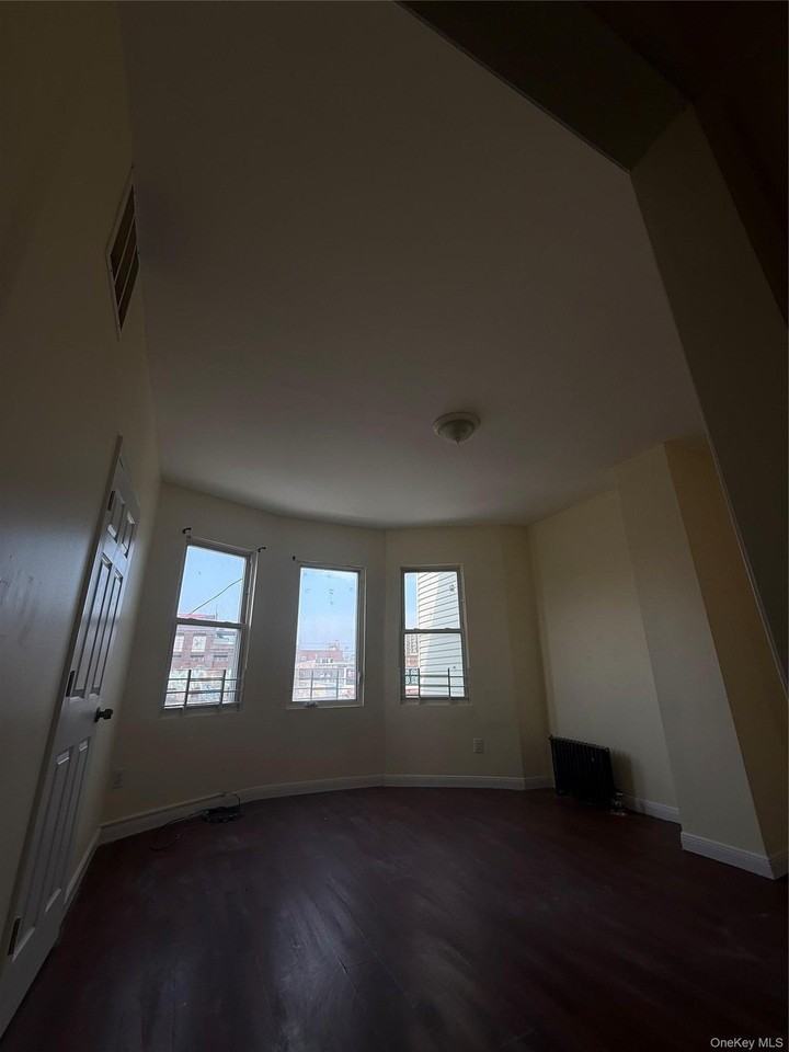 16842 Liberty Ave - Photo 5 of 10