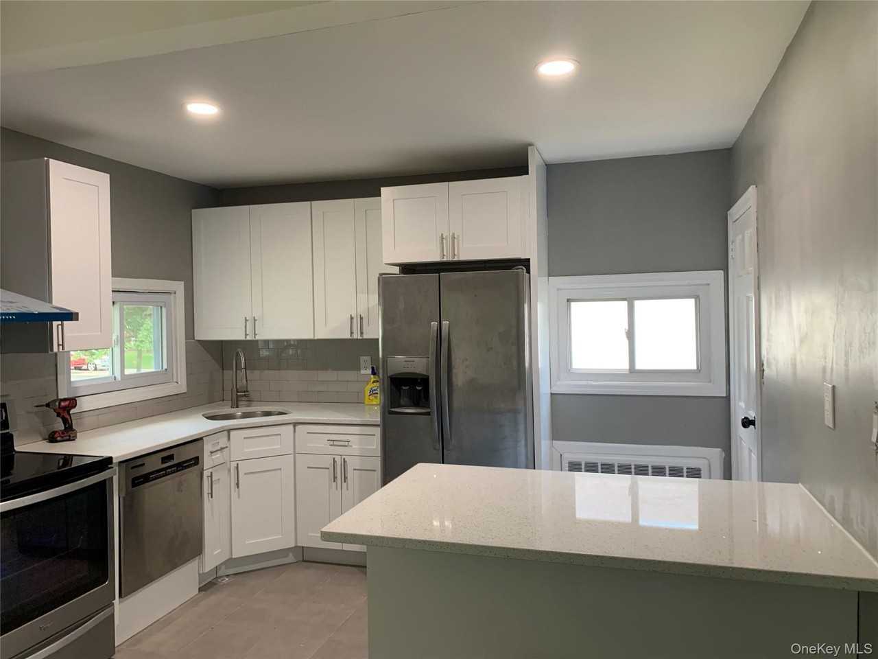 402 Leslie Ln - Photo 3 of 8