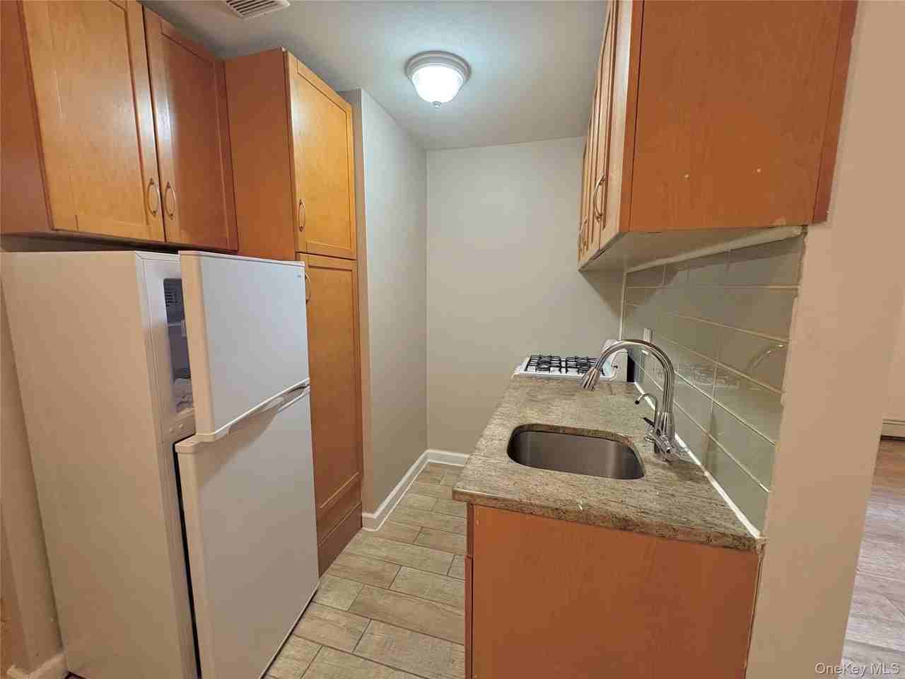 6133 69th St #1stFL - Photo 4 of 9