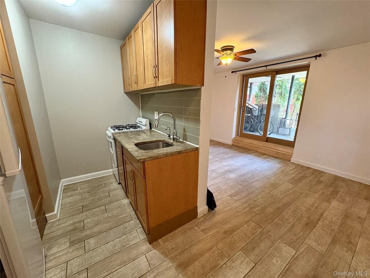 6133 69th St #1stFL - Photo 5 of 9