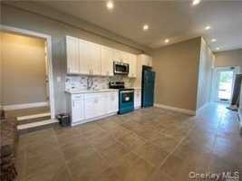 featured image of 201 Higbie Ln #B