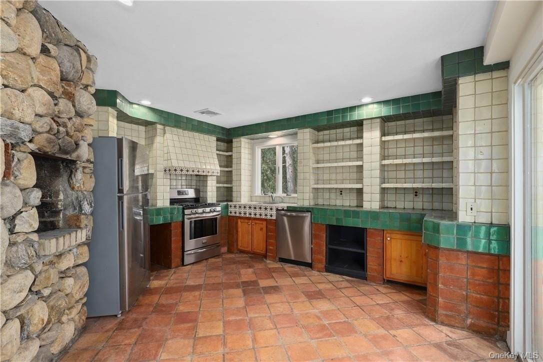 165 Old Post Rd - Photo 5 of 16