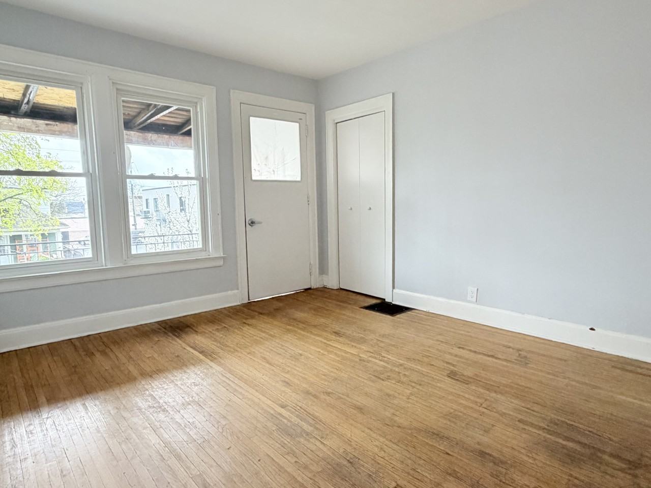 1022 - 1022 Gladstone Avenue - 1020 #1020 - Photo 5 of 16