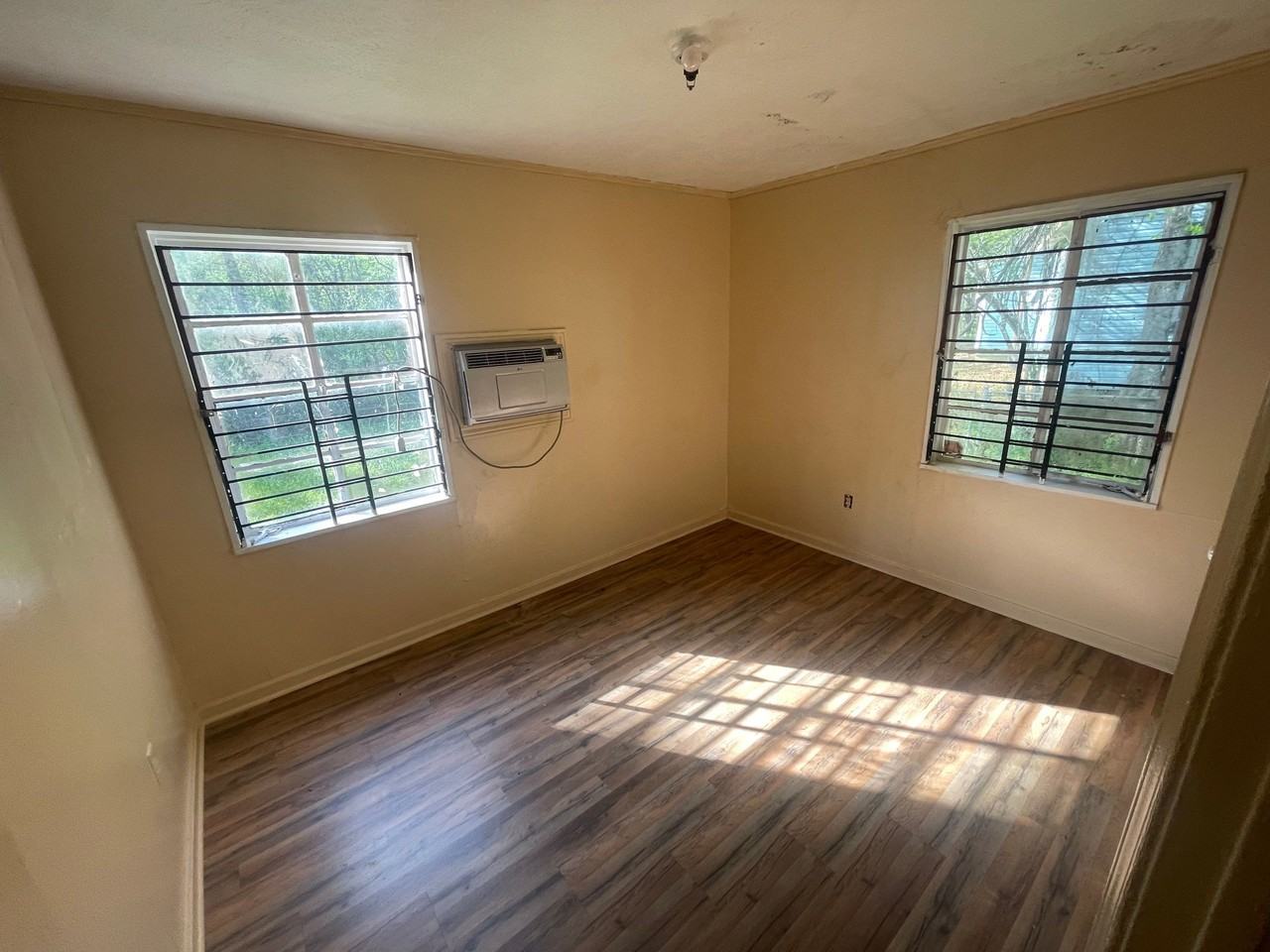 723 Glenmont Dr #1 - Photo 5 of 6