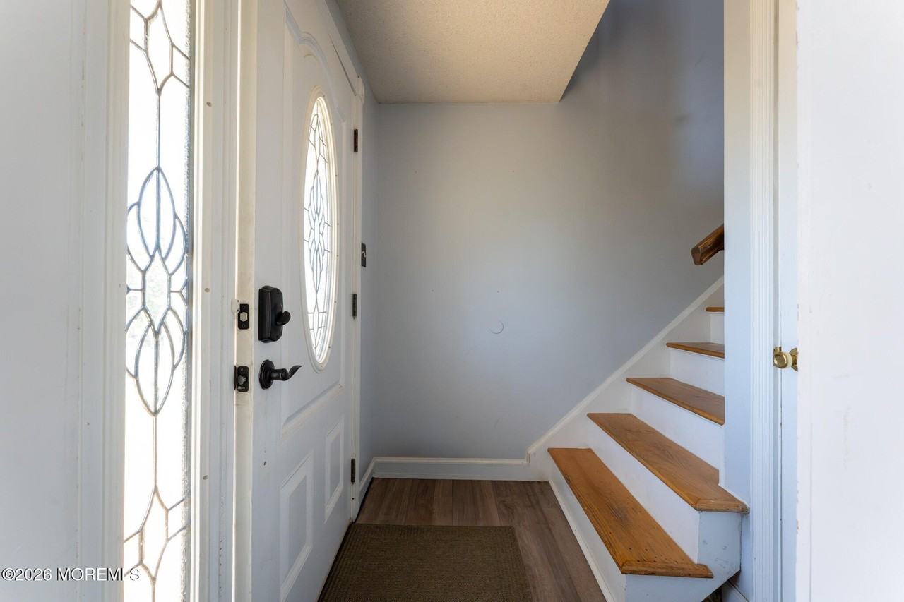 406 Lawrence Dr - Photo 3 of 49