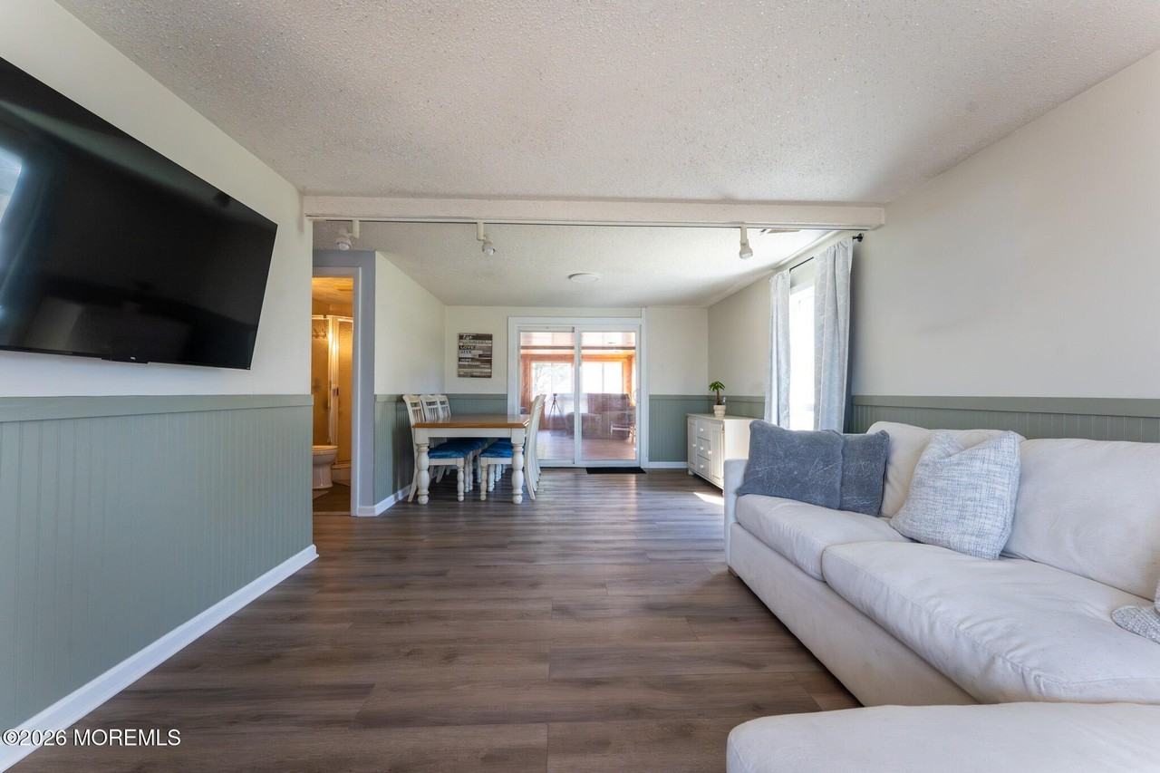 406 Lawrence Dr - Photo 4 of 49