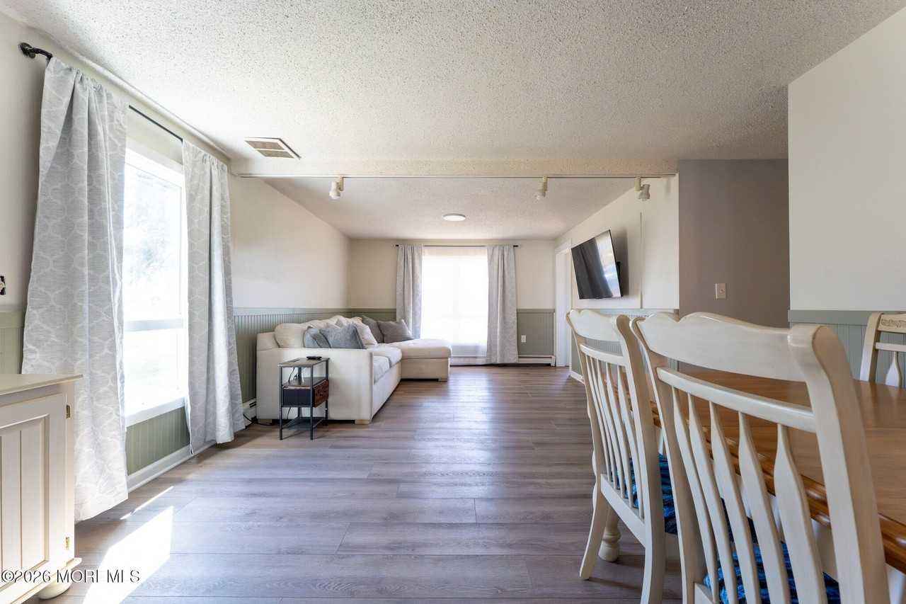 406 Lawrence Dr - Photo 5 of 49