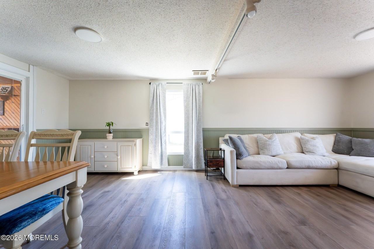 406 Lawrence Dr - Photo 6 of 49