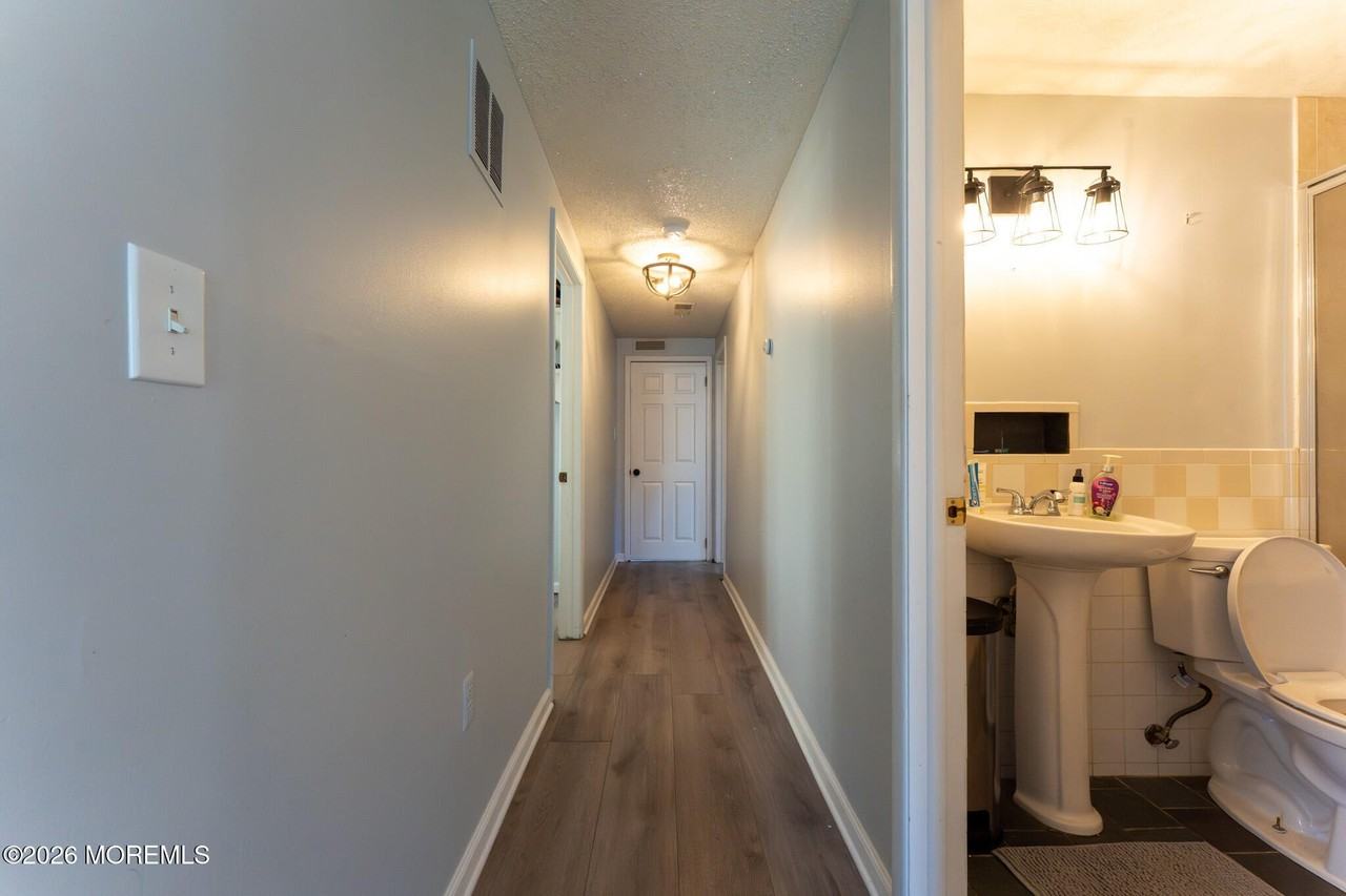 406 Lawrence Dr - Photo 7 of 49