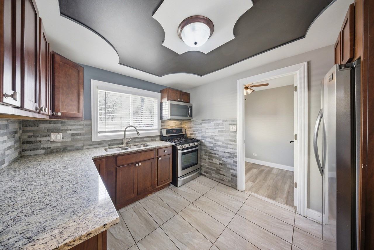 810 Superior St - Photo 5 of 14