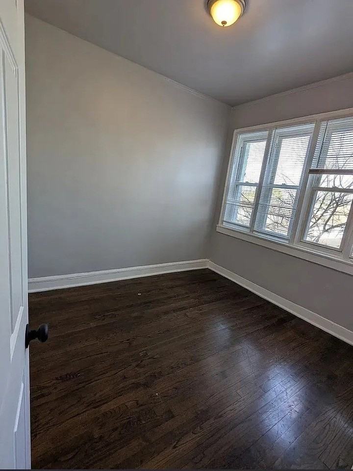 7545 S May St #3 - Photo 4 of 9