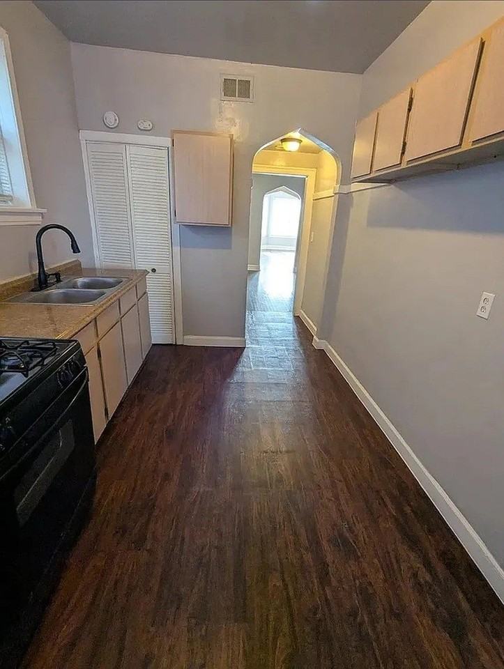 7545 S May St #3 - Photo 6 of 9