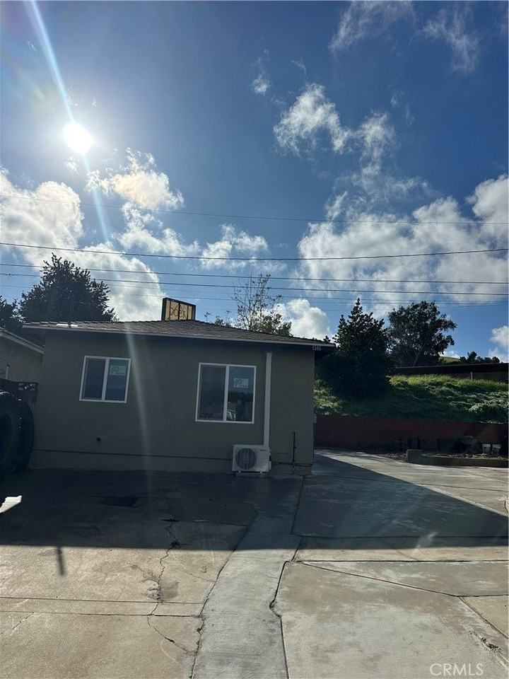 1564 W Phillips Blvd - Photo 3 of 19