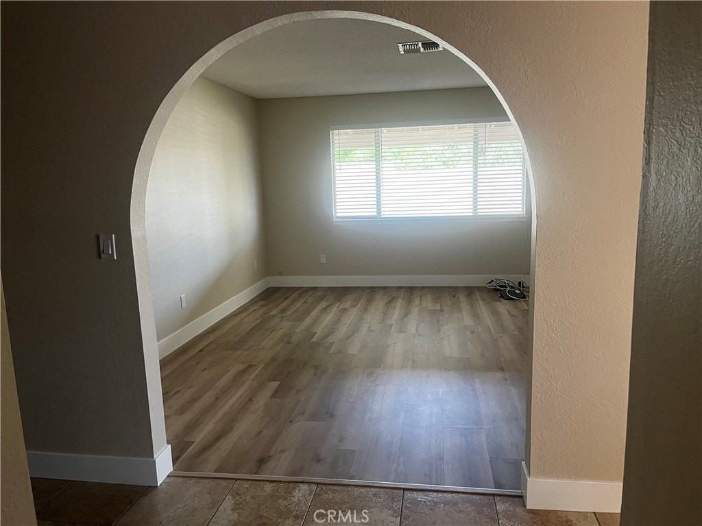 13572 Deborah Ct - Photo 5 of 34