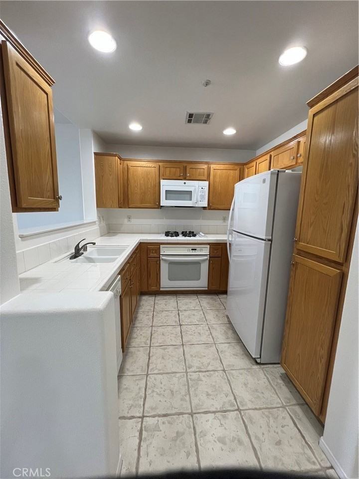 636 E Walnut St - Photo 4 of 8