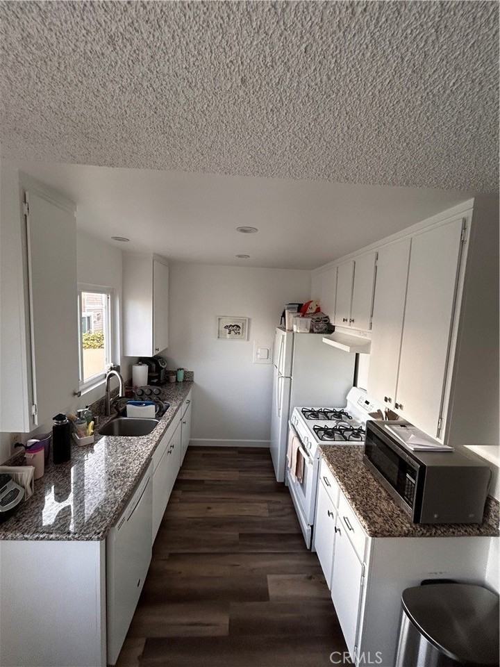 2121 Pacific Coast Hwy #3 - Photo 4 of 9