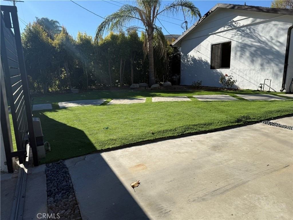 5527 Beckford Ave - Photo 4 of 32