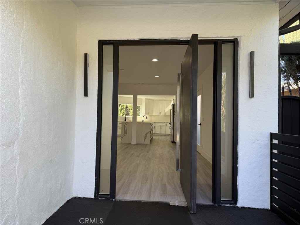 5527 Beckford Ave - Photo 5 of 32